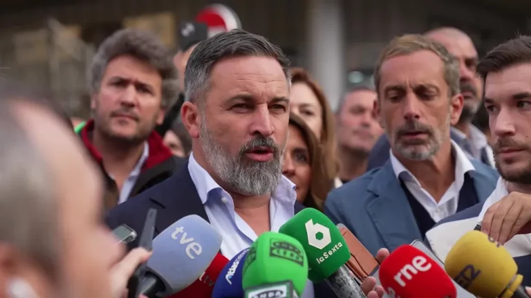 FOTOGRAFÍA. SEGOVIA (CASTILLA Y LEÓN) REINO DE ESPAÑA, 20 DE OCTUBRE DE 2025. El presidente de VOX y de Patriots, Santiago Abascal Conde, visita Segovia (Castilla y León), en marco de su ronda de visitas en distintas provincias españolas. Lasvocesdelpueblo (Ñ Pueblo)