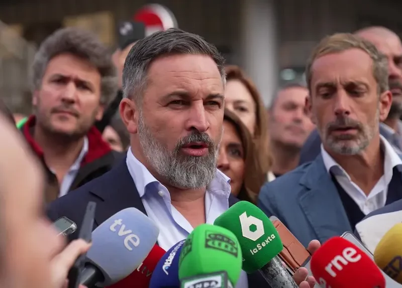 Abascal – Valencia| «Estamos hablando de una posición política» FOTOGRAFÍA. SEGOVIA (CASTILLA Y LEÓN) REINO DE ESPAÑA, 20 DE OCTUBRE DE 2025. El presidente de VOX y de Patriots, Santiago Abascal Conde, visita Segovia (Castilla y León), en marco de su ronda de visitas en distintas provincias españolas. Lasvocesdelpueblo (Ñ Pueblo)