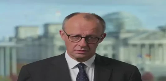 FOTOGRAFÍA. BERLÍN (ALEMANIA), 07 DE OCTUBRE DE 2025. El canciller de Alemania, Joachim-Friedrich Martin Josef Merz (Friedrich Merz), registrado este martes, en una Declaración Institucional, con el motivo del II Aniversario del / October 7 Hamas ISIS Massacre/7 Octubre Masacre de Hamas ISIS, ha hecho un llamamiento al pueblo alemán de no caer en el odio antisemita del pasado, promovido nuevamente desde las instituciones de Europa en el siglo XXI y aprovecharse de este día de dolor, que representa la mayor masacre de personas judías desde la Shoah nazi del Tercer Reich alemán (Holocausto). Alemania ha mostrado todo su apoyo a Israel: "Estamos a su lado" frente a la "ola de antisemitismo" en Europa, dijo el canciller alemán. Lasvocesdelpueblo (Ñ Pueblo)