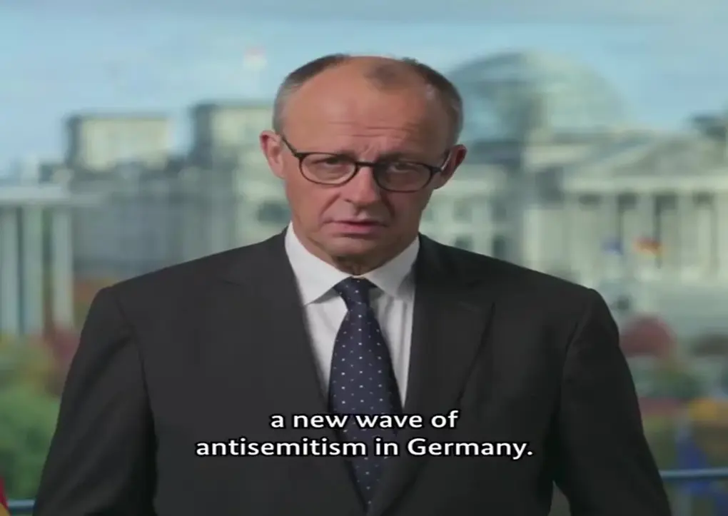 FOTOGRAFÍA. BERLÍN (ALEMANIA), 07 DE OCTUBRE DE 2025. El canciller de Alemania, Joachim-Friedrich Martin Josef Merz (Friedrich Merz), registrado este martes, en una Declaración Institucional, con el motivo del II Aniversario del / October 7 Hamas ISIS Massacre/7 Octubre Masacre de Hamas ISIS, ha hecho un llamamiento al pueblo alemán de no caer en el odio antisemita del pasado, promovido nuevamente desde las instituciones de Europa en el siglo XXI y aprovecharse de este día de dolor, que representa la mayor masacre de personas judías desde la Shoah nazi del Tercer Reich alemán (Holocausto). Alemania ha mostrado todo su apoyo a Israel: "Estamos a su lado" frente a la "ola de antisemitismo" en Europa, dijo el canciller alemán. Lasvocesdelpueblo (Ñ Pueblo)