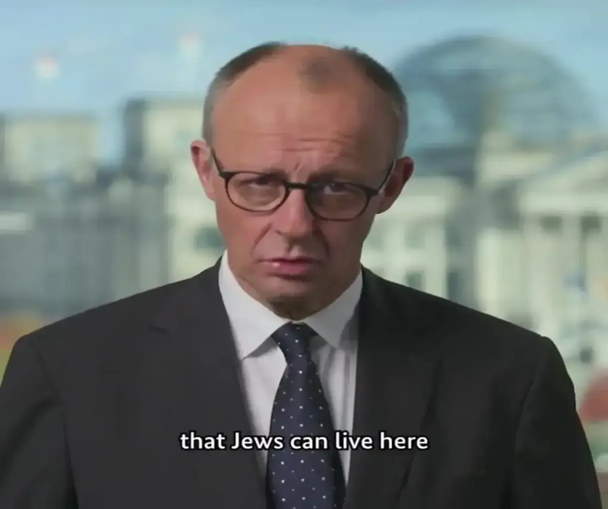 FOTOGRAFÍA. BERLÍN (ALEMANIA), 07 DE OCTUBRE DE 2025. El canciller de Alemania, Joachim-Friedrich Martin Josef Merz (Friedrich Merz), registrado este martes, en una Declaración Institucional, con el motivo del II Aniversario del / October 7 Hamas ISIS Massacre/7 Octubre Masacre de Hamas ISIS, ha hecho un llamamiento al pueblo alemán de no caer en el odio antisemita del pasado, promovido nuevamente desde las instituciones de Europa en el siglo XXI y aprovecharse de este día de dolor, que representa la mayor masacre de personas judías desde la Shoah nazi del Tercer Reich alemán (Holocausto). Alemania ha mostrado todo su apoyo a Israel: "Estamos a su lado" frente a la "ola de antisemitismo" en Europa, dijo el canciller alemán. Lasvocesdelpueblo (Ñ Pueblo)