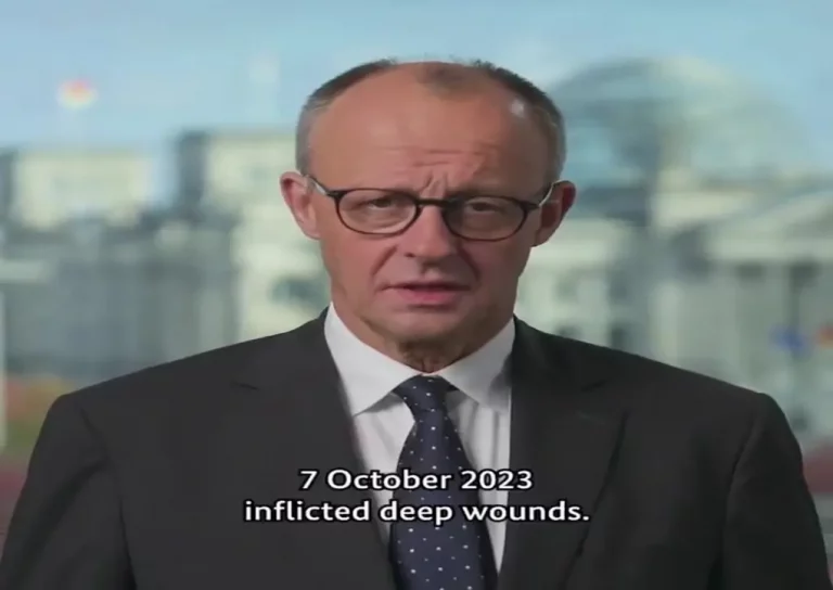 FOTOGRAFÍA. BERLÍN (ALEMANIA), 07 DE OCTUBRE DE 2025. El canciller de Alemania, Joachim-Friedrich Martin Josef Merz (Friedrich Merz), registrado este martes, en una Declaración Institucional, con el motivo del II Aniversario del / October 7 Hamas ISIS Massacre/7 Octubre Masacre de Hamas ISIS, ha hecho un llamamiento al pueblo alemán de no caer en el odio antisemita del pasado, promovido nuevamente desde las instituciones de Europa en el siglo XXI y aprovecharse de este día de dolor, que representa la mayor masacre de personas judías desde la Shoah nazi del Tercer Reich alemán (Holocausto). Alemania ha mostrado todo su apoyo a Israel: "Estamos a su lado" frente a la "ola de antisemitismo" en Europa, dijo el canciller alemán. Lasvocesdelpueblo (Ñ Pueblo)