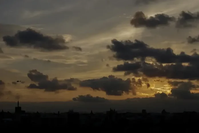 Alerta amarilla por lluvias este jueves FOTOGRAFÍA. VALENCIA (COMUNIDAD VALENCIANA) REINO DE ESPAÑA, 16 DE OCTUBRE DE 2025. Vista general del atardecer nublado sobre Valencia. Efe
