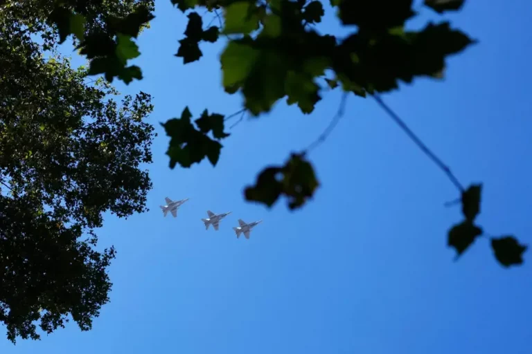 FOTOGRAFÍA. PASEO DEL PRADO (CIUDAD DE MADRID) COMUNIDAD DE MADRID (REINO DE ESPAÑA, 01 DE OCTUBRE DE 2025. Varios aviones militares son vistos sobrevolando el cielo del Paseo del Prado. Efe