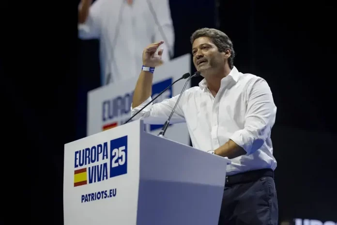 FOTOGRAFÍA. CARABANCHEL (COMUNIDAD DE MADRID) REINO DE ESPAÑA, 14 DE SEPTIEMBRE DE 2025. Más de 8.500 personas se han puesto en pie este domingo para rendirle un homenaje e histórico adiós al patriota comentarista estadounidense Charles James Kirk (Charlie Kirk), asesino cruelmente por la Izquierda/WOKE/Migracionismo/globalismo el pasado miércoles en Orem, en el Campus Drive de la Universidad del Estado de Utah (estados Unidos de América, EEUU). En el acto intervienen y participan líderes patriotas de todo el Occidente libre: Hispanoamérica, Europa y Estados Unidos de América. Están presentes numerosos dirigentes de Patriots of Europe; algunos de ellos intervienen en videoconferencia en el acto que el líder de Patriots y de VOX clausurará con uno de sus mejores intervenciones, entre ellos André Claro Amaral Ventura (André Ventura), opositor portugués líder de la resistencia antiWOKE en Portugal, Chega! (CH), formación que lidera las encuestas en este país vecino. Se prevé que, en clave nacional español, Santiago Abascal Conde presente una alternativa al pueblo español para asaltar los cielos y gobernar España, y en clave europea, una alternativa a la destrucción de la civilización europea que promueven la élite WOKE a través de los principales partidos del Gobierno de la Unión Europea: Partido Popular (PP) y Partido socialista (PSOE) junto a las formaciones de extrema izquierdas y climáticas. Lasvocesdelpueblo (Ñ pueblo)