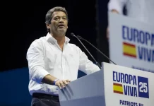 El socio de VOX da el primer paso para prohibir el burka en Portugal FOTOGRAFÍA. CARABANCHEL (COMUNIDAD DE MADRID) REINO DE ESPAÑA, 14 DE SEPTIEMBRE DE 2025. Más de 8.500 personas se han puesto en pie este domingo para rendirle un homenaje e histórico adiós al patriota comentarista estadounidense Charles James Kirk (Charlie Kirk), asesino cruelmente por la Izquierda/WOKE/Migracionismo/globalismo el pasado miércoles en Orem, en el Campus Drive de la Universidad del Estado de Utah (estados Unidos de América, EEUU). En el acto intervienen y participan líderes patriotas de todo el Occidente libre: Hispanoamérica, Europa y Estados Unidos de América. Están presentes numerosos dirigentes de Patriots of Europe; algunos de ellos intervienen en videoconferencia en el acto que el líder de Patriots y de VOX clausurará con uno de sus mejores intervenciones, entre ellos André Claro Amaral Ventura (André Ventura), opositor portugués líder de la resistencia antiWOKE en Portugal, Chega! (CH), formación que lidera las encuestas en este país vecino. Se prevé que, en clave nacional español, Santiago Abascal Conde presente una alternativa al pueblo español para asaltar los cielos y gobernar España, y en clave europea, una alternativa a la destrucción de la civilización europea que promueven la élite WOKE a través de los principales partidos del Gobierno de la Unión Europea: Partido Popular (PP) y Partido socialista (PSOE) junto a las formaciones de extrema izquierdas y climáticas. Lasvocesdelpueblo (Ñ pueblo)