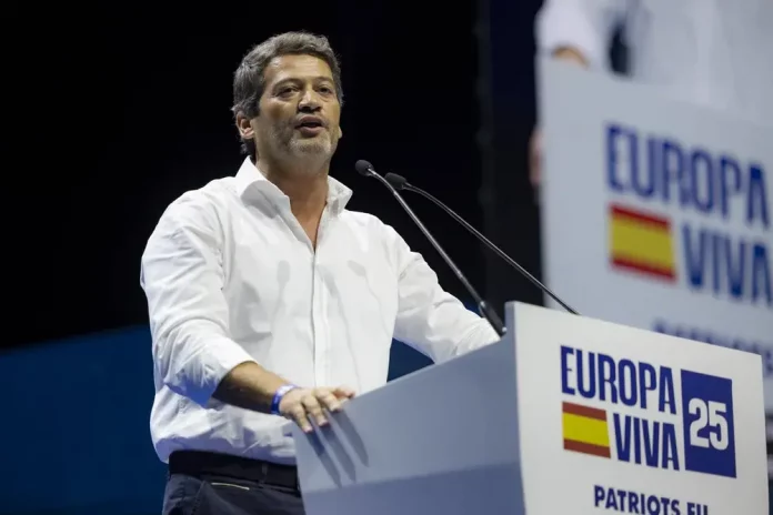 André Venturas, Tenemos que acabar con el socialismo en España y Europa, Chega! , Portugal, EuropaViva25 (4) FOTOGRAFÍA. CARABANCHEL (COMUNIDAD DE MADRID) REINO DE ESPAÑA, 14 DE SEPTIEMBRE DE 2025. Más de 8.500 personas se han puesto en pie este domingo para rendirle un homenaje e histórico adiós al patriota comentarista estadounidense Charles James Kirk (Charlie Kirk), asesino cruelmente por la Izquierda/WOKE/Migracionismo/globalismo el pasado miércoles en Orem, en el Campus Drive de la Universidad del Estado de Utah (estados Unidos de América, EEUU). En el acto intervienen y participan líderes patriotas de todo el Occidente libre: Hispanoamérica, Europa y Estados Unidos de América. Están presentes numerosos dirigentes de Patriots of Europe; algunos de ellos intervienen en videoconferencia en el acto que el líder de Patriots y de VOX clausurará con uno de sus mejores intervenciones, entre ellos André Claro Amaral Ventura (André Ventura), opositor portugués líder de la resistencia antiWOKE en Portugal, Chega! (CH), formación que lidera las encuestas en este país vecino. Se prevé que, en clave nacional español, Santiago Abascal Conde presente una alternativa al pueblo español para asaltar los cielos y gobernar España, y en clave europea, una alternativa a la destrucción de la civilización europea que promueven la élite WOKE a través de los principales partidos del Gobierno de la Unión Europea: Partido Popular (PP) y Partido socialista (PSOE) junto a las formaciones de extrema izquierdas y climáticas. Lasvocesdelpueblo (Ñ pueblo)