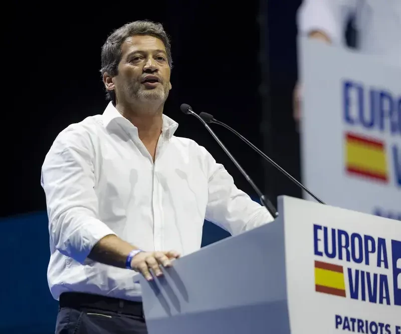 El socio de VOX da el primer paso para prohibir el burka en Portugal FOTOGRAFÍA. CARABANCHEL (COMUNIDAD DE MADRID) REINO DE ESPAÑA, 14 DE SEPTIEMBRE DE 2025. Más de 8.500 personas se han puesto en pie este domingo para rendirle un homenaje e histórico adiós al patriota comentarista estadounidense Charles James Kirk (Charlie Kirk), asesino cruelmente por la Izquierda/WOKE/Migracionismo/globalismo el pasado miércoles en Orem, en el Campus Drive de la Universidad del Estado de Utah (estados Unidos de América, EEUU). En el acto intervienen y participan líderes patriotas de todo el Occidente libre: Hispanoamérica, Europa y Estados Unidos de América. Están presentes numerosos dirigentes de Patriots of Europe; algunos de ellos intervienen en videoconferencia en el acto que el líder de Patriots y de VOX clausurará con uno de sus mejores intervenciones, entre ellos André Claro Amaral Ventura (André Ventura), opositor portugués líder de la resistencia antiWOKE en Portugal, Chega! (CH), formación que lidera las encuestas en este país vecino. Se prevé que, en clave nacional español, Santiago Abascal Conde presente una alternativa al pueblo español para asaltar los cielos y gobernar España, y en clave europea, una alternativa a la destrucción de la civilización europea que promueven la élite WOKE a través de los principales partidos del Gobierno de la Unión Europea: Partido Popular (PP) y Partido socialista (PSOE) junto a las formaciones de extrema izquierdas y climáticas. Lasvocesdelpueblo (Ñ pueblo)