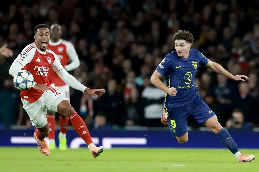 FOTOGRAFÍA. LONDRES (REINO UNIDO), 21 DE OCTUBRE DE 2025. El jugador Gabriel Jesús (I) en acción ante Julian Alvarez (d), del Atlético Madrid, durante el partido de la UEFA Champions League que han jugado Arsenal FC y Atletico Madrid, en Londres, Reino Unido. Efe