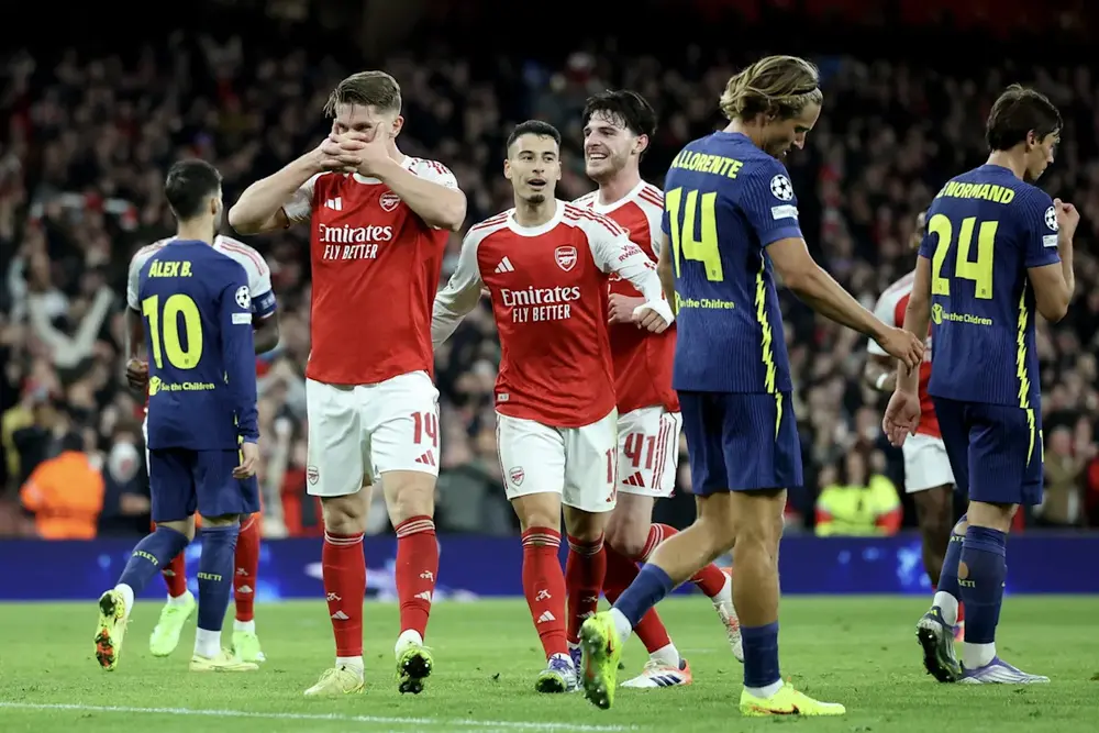 FOTOGRAFÍA. LONDRES (REINO UNIDO), 21 DE OCTUBRE DE 2025. El delantero Viktor Gyokeres (I) celebra el 3-0 durante el partido de la UEFA Champions League que han jugado Arsenal FC y Atletico Madrid, en Londres, Reino Unido. Efe