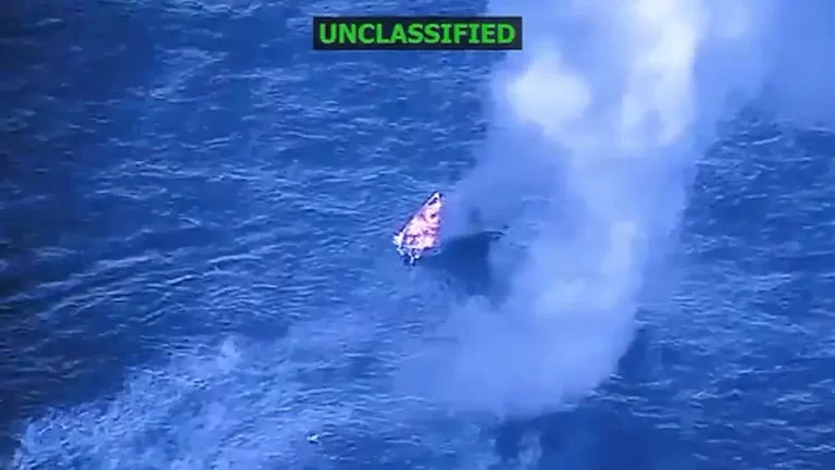 FOTOGRAFÍA. AGUAS DE EL CARIBE (CERCA DE VENEZUELA), 03 DE OCTUBRE DE 2025. Las aguas de El Caribe han registrado la madrugada de este jueves un Ataque letal de los Estados unidos de América (EEUU) contra un narcobuque terrorista cerca de Venezuela. Según comunicado oficial de la Secretaría de Guerra de United States of America (USA), titular del patriota Peter Brian Hegseth (Pete Hegseth), quien ha advertido de que "¡Estos ataques continuarán hasta que cesen los ataques contra el pueblo estadounidense!". Captura vídeo Secretario de Guerra EEUU/Lasvocesdelpueblo (Ñ Pueblo)