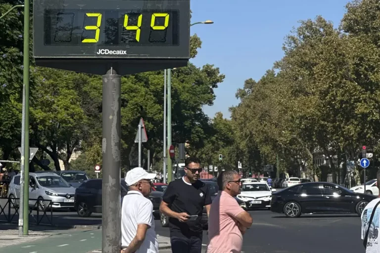 FOTOGRAFÑIA. SEVILLA (ANDALUCÍA) REINO DE ESPAÑA, 05 DE OCTUBRE DE 2025. Vista de un termómetro en una calle de Sevilla este domingo. En las provincias de Córdoba y Sevilla se registrarán las máximas más altas, con 34 grados, seguidas de Granada (33); Jaén (31) y Huelva, donde se alcanzarán los 30 grados. Efe