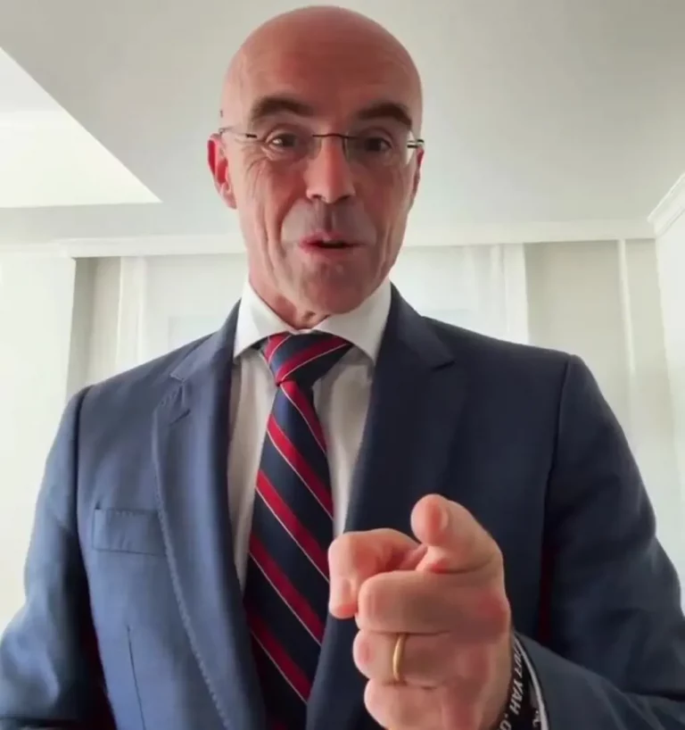 FOTOGRAFÍA. MADRID (REINO DE ESPAÑA), 02 DE OCTUBRE DE 2025. El coordinador Nacional Jurídico de VOX y jefe de la Delegación de esta formación verde en Bruselas, Jorge Buxadé Villalba, registrado hoy durante una declaración institucional en la que ha valorado la decisión del magistrado-juez del Juzgado de Primera Instancia nº 41 - Madrid, de Plaza Castilla, Juan Carles Peinado, de finalizar la instrucción criminal contra María Begoña Gómez Fernández (Begoña Gómez), mujer Pedro Sánchez Pérez-Castejón, y ordenar su tramitación ante el Tribunal del Jurado. Lasvocesdelpueblo (Ñ Pueblo)