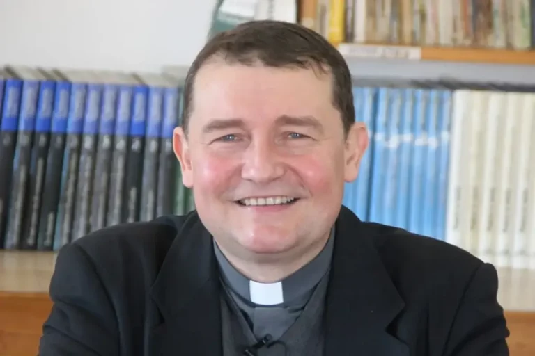 FOTOGRAFÍA. HOSPITALET DE LLOBREGAT (BARCELONA) ESPAÑA), 25 DE FEBRERO DE 2017. Sala de Reuniones de la Parroquia Inmaculada Concepción de Hospitalet de Llobregat. Entrevista con el sacerdote catalán, Custodio Ballester Bielsa, párroco de la Inmaculada Concepción de Hospitalet de Llobregat (Barcelona) España, este sábado 25 de febrero de 2017. Lasvocesdelpueblo (Ñ Pueblo).