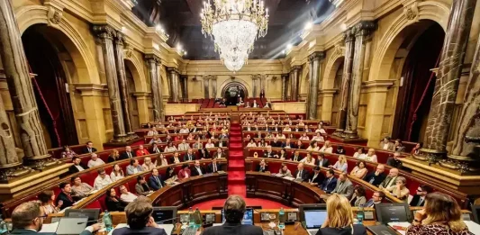 FOTOGRAFÍA. BARCELONA (CATALUÑA) REINO DE ESPAÑA, 09 DE OCTUBRE DE 2025. El Debate de Política General (DPG) de la Comunidad Autónoma de Cataluña, el segundo de la etapa del político de extrema izquierda socialista y antisemita miembro del Partido Socialista (PSC/PSOE) Salvador Illa Roca, termina con la aprobación de propuestas sobre la vivienda, la amnistía, la lengua, la educación o el conflicto contra el terrorismo islamofascista de Hamas ISIS e Yihad Islámica Palestina ISIS de Gaza, una propuesta antisemita anti-Israel.