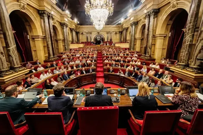 Cataluña, El DPG 2025 termina aprobando la propuesta antisemita anti-Israel FOTOGRAFÍA. BARCELONA (CATALUÑA) REINO DE ESPAÑA, 09 DE OCTUBRE DE 2025. El Debate de Política General (DPG) de la Comunidad Autónoma de Cataluña, el segundo de la etapa del político de extrema izquierda socialista y antisemita miembro del Partido Socialista (PSC/PSOE) Salvador Illa Roca, termina con la aprobación de propuestas sobre la vivienda, la amnistía, la lengua, la educación o el conflicto contra el terrorismo islamofascista de Hamas ISIS e Yihad Islámica Palestina ISIS de Gaza, una propuesta antisemita anti-Israel.