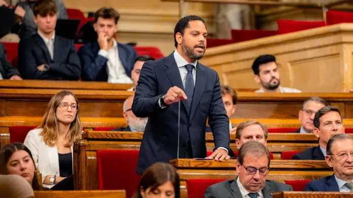 Cataluña, Ignacio Garriga Vaz de Conceiçao, VOX Están nerviosos porque están perdiendo la calle FOTOGRFAÍA. BARCELONA (CATALUÑA) REINO DE ESPAÑA, 22 DE OCTUBRE DE 2025. El secretario general de VOX, y presidente del Grupo Parlamentario en el Parlamento de Cataluña Ignacio Garriga Vaz de Conceiçao, registrado este miércoles durante un Pleno de la Cámara autonómica catalana. Lasvocesdelpueblo (Ñ Pueblo)