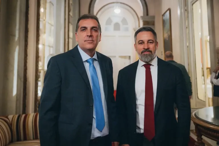 FOTOGRAFÍA. MADRID (REINO DE ESPAÑA), 15 DE OCTUBRE DE 2025. El Casino Real de Madrid acoge una cena de Patriots for Europe Patriots/Patriotas por Europa, alianza política de las formaciones patriotas cuyo Grupo Parlamentario registra un total de 11 países de la Unión Europea y que en la actualidad es la tercera fuerza política en el Parlamento Europeo con una representación de 85 eurodiputados, el Grupo está presidido en la Eurocámara por parte de Jordan Bardella, el patriota francés que forma parte del tándem opositor francés del partido Rassemblement Nacional (RN) con Anne Perrine Le Pen (Marine Le Pen); y con presidente internacional, Santiago Abascal Conde, español que es también quien fundó Patriots of Europe. Estuvieron presentes varios portavoces nacionales de VOX:  Samuel Vázquez Álvarez, Rocío de Meer Méndez, Isabel Pérez Moñino-Aranda, Jorge Buxadé Villalba, Carlos Hernández Quero y Ainhoa García Flórez, entre otros; y eurodiputados de VOX: Jorge Buxadé Villalba, Hermann Leopoldo Tertsch del Valle-Lersundi, Mireia Borrás Pavón, Margarita de la Pisa Carrión, entre otros. Lasvocesdelpueblo (Ñ Pueblo)