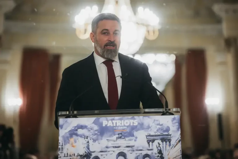 FOTOGRAFÍA. MADRID (REINO DE ESPAÑA), 15 DE OCTUBRE DE 2025. El Casino Real de Madrid acoge una cena de Patriots for Europe Patriots/Patriotas por Europa, alianza política de las formaciones patriotas cuyo Grupo Parlamentario registra un total de 11 países de la Unión Europea y que en la actualidad es la tercera fuerza política en el Parlamento Europeo con una representación de 85 eurodiputados, el Grupo está presidido en la Eurocámara por parte de Jordan Bardella, el patriota francés que forma parte del tándem opositor francés del partido Rassemblement Nacional (RN) con Anne Perrine Le Pen (Marine Le Pen); y con presidente internacional, Santiago Abascal Conde (en la imagen), español que es también quien fundó Patriots of Europe. Estuvieron presentes varios portavoces nacionales de VOX:  Samuel Vázquez Álvarez, Rocío de Meer Méndez, Isabel Pérez Moñino-Aranda, Jorge Buxadé Villalba, Carlos Hernández Quero y Ainhoa García Flórez, entre otros; y eurodiputados de VOX: Jorge Buxadé Villalba, Hermann Leopoldo Tertsch del Valle-Lersundi, Mireia Borrás Pavón, Margarita de la Pisa Carrión, entre otros. Lasvocesdelpueblo (Ñ Pueblo)