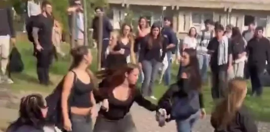 FOTOGRAFÍA. BARCELONA (CATALUÑA), 15 DE OCTUBRE DE 2025. S'ha Acabat! denuncia la censura y los ataques sufridos durante la visita del periodista Vito Zoppellari Quiles (Vito Quiles) a la Universidad Autónoma de Barcelona (UAB). Los violentos llegaron a arrebatar a una bandera de España a una joven patriota catalana. Lasvocesdelpueblo (Ñ Pueblo)