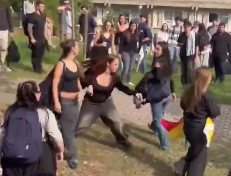 FOTOGRAFÍA. BARCELONA (CATALUÑA), 15 DE OCTUBRE DE 2025. S'ha Acabat! denuncia la censura y los ataques sufridos durante la visita del periodista Vito Zoppellari Quiles (Vito Quiles) a la Universidad Autónoma de Barcelona (UAB). Los violentos llegaron a arrebatar a una bandera de España a una joven patriota catalana. Lasvocesdelpueblo (Ñ Pueblo)