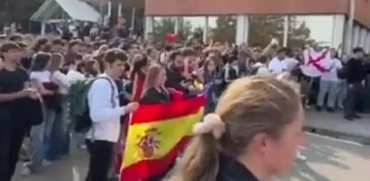FOTOGRAFÍA. BARCELONA (CATALUÑA), 15 DE OCTUBRE DE 2025. S'ha Acabat! denuncia la censura y los ataques sufridos durante la visita del periodista Vito Zoppellari Quiles (Vito Quiles) a la Universidad Autónoma de Barcelona (UAB). Los violentos llegaron a arrebatar a una bandera de España a una joven patriota catalana. Lasvocesdelpueblo (Ñ Pueblo)