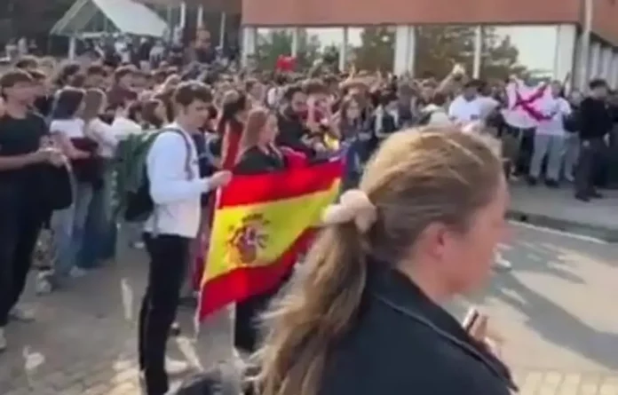 Censura y ataques a S'ha Acabat! y Vito Quiles en la Universidad Autónoma de Barcelona (2) FOTOGRAFÍA. BARCELONA (CATALUÑA), 15 DE OCTUBRE DE 2025. S'ha Acabat! denuncia la censura y los ataques sufridos durante la visita del periodista Vito Zoppellari Quiles (Vito Quiles) a la Universidad Autónoma de Barcelona (UAB). Los violentos llegaron a arrebatar a una bandera de España a una joven patriota catalana. Lasvocesdelpueblo (Ñ Pueblo)