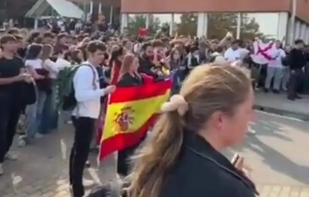 FOTOGRAFÍA. BARCELONA (CATALUÑA), 15 DE OCTUBRE DE 2025. S'ha Acabat! denuncia la censura y los ataques sufridos durante la visita del periodista Vito Zoppellari Quiles (Vito Quiles) a la Universidad Autónoma de Barcelona (UAB). Los violentos llegaron a arrebatar a una bandera de España a una joven patriota catalana. Lasvocesdelpueblo (Ñ Pueblo)