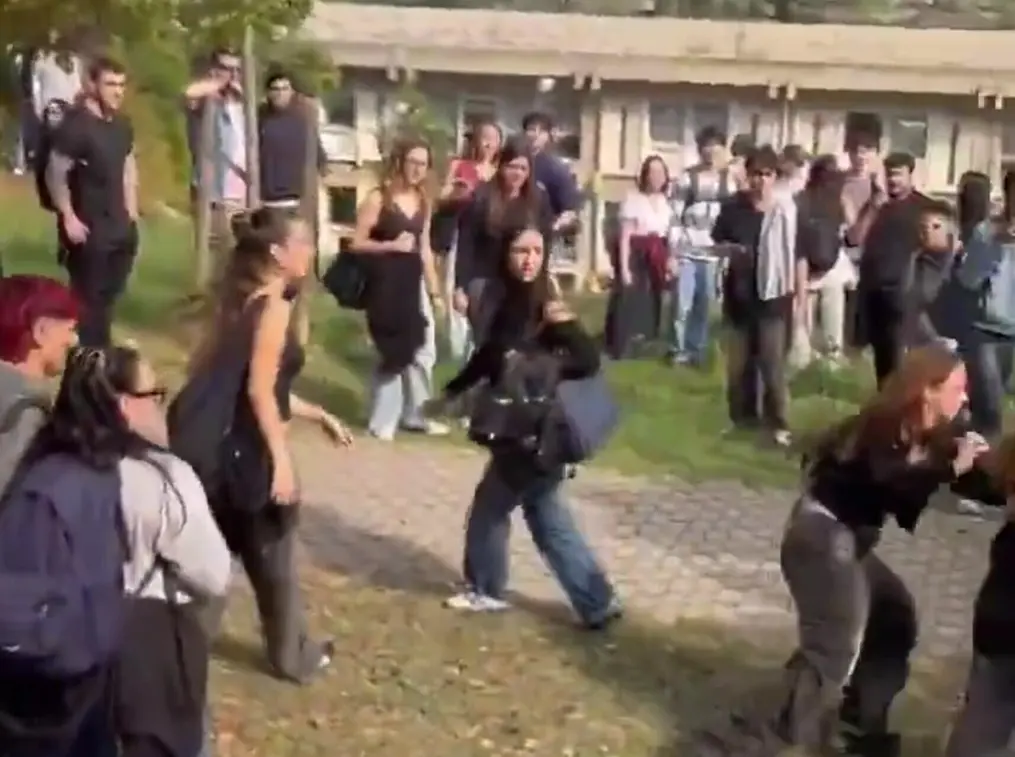 FOTOGRAFÍA. BARCELONA (CATALUÑA), 15 DE OCTUBRE DE 2025. S'ha Acabat! denuncia la censura y los ataques sufridos durante la visita del periodista Vito Zoppellari Quiles (Vito Quiles) a la Universidad Autónoma de Barcelona (UAB). Los violentos llegaron a arrebatar a una bandera de España a una joven patriota catalana. Lasvocesdelpueblo (Ñ Pueblo)