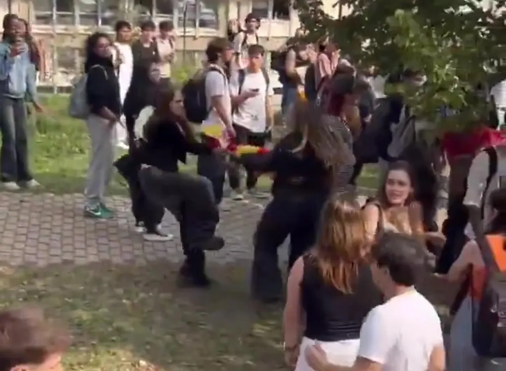 FOTOGRAFÍA. BARCELONA (CATALUÑA), 15 DE OCTUBRE DE 2025. S'ha Acabat! denuncia la censura y los ataques sufridos durante la visita del periodista Vito Zoppellari Quiles (Vito Quiles) a la Universidad Autónoma de Barcelona (UAB). Los violentos llegaron a arrebatar a una bandera de España a una joven patriota catalana. Lasvocesdelpueblo (Ñ Pueblo)