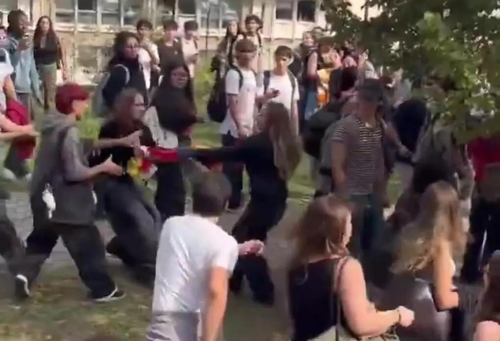 FOTOGRAFÍA. BARCELONA (CATALUÑA), 15 DE OCTUBRE DE 2025. S'ha Acabat! denuncia la censura y los ataques sufridos durante la visita del periodista Vito Zoppellari Quiles (Vito Quiles) a la Universidad Autónoma de Barcelona (UAB). Los violentos llegaron a arrebatar a una bandera de España a una joven patriota catalana. Lasvocesdelpueblo (Ñ Pueblo)