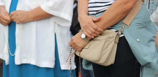 FOTOGRAFÍA. BARRIO DEL TORÓ DE LA PEIRA (DISTRITO DE NOU BARRIS) CIUDAD DE BARCELONA (BARCELONA) CATALUÑA (REINO DE ESPAÑA), 25 DE OCTUBRE DE 2025. Más de medio millar de cristianos, en su mayoría fieles católicos, protegen la Cruz del 1936 rezando en el barrio del Turó de la Peira —un parque del distrito de Nou Barris (ciudad de Barcelona), que es además el más antiguo y natural de la zona ya que, junto con su gran cruz en la cima de su colina, fue inaugurado en el año 1936 en la República España; es decir, antes del franquismo— después de que el Gobierno municipal del Partido Socialista (PSOE/PSC) haya iniciado un estudio para eliminar la Cruz que preside la cima de este parque municipal y sustituirlo con un "monolito" islámico para que los nuevos llegados musulmanes no se sienten más ofendidos paseando por la zona. Lasvocesdelpueblo (Ñ Pueblo)