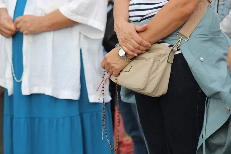 FOTOGRAFÍA. BARRIO DEL TORÓ DE LA PEIRA (DISTRITO DE NOU BARRIS) CIUDAD DE BARCELONA (BARCELONA) CATALUÑA (REINO DE ESPAÑA), 25 DE OCTUBRE DE 2025. Más de medio millar de cristianos, en su mayoría fieles católicos, protegen la Cruz del 1936 rezando en el barrio del Turó de la Peira —un parque del distrito de Nou Barris (ciudad de Barcelona), que es además el más antiguo y natural de la zona ya que, junto con su gran cruz en la cima de su colina, fue inaugurado en el año 1936 en la República España; es decir, antes del franquismo— después de que el Gobierno municipal del Partido Socialista (PSOE/PSC) haya iniciado un estudio para eliminar la Cruz que preside la cima de este parque municipal y sustituirlo con un "monolito" islámico para que los nuevos llegados musulmanes no se sienten más ofendidos paseando por la zona. Lasvocesdelpueblo (Ñ Pueblo)