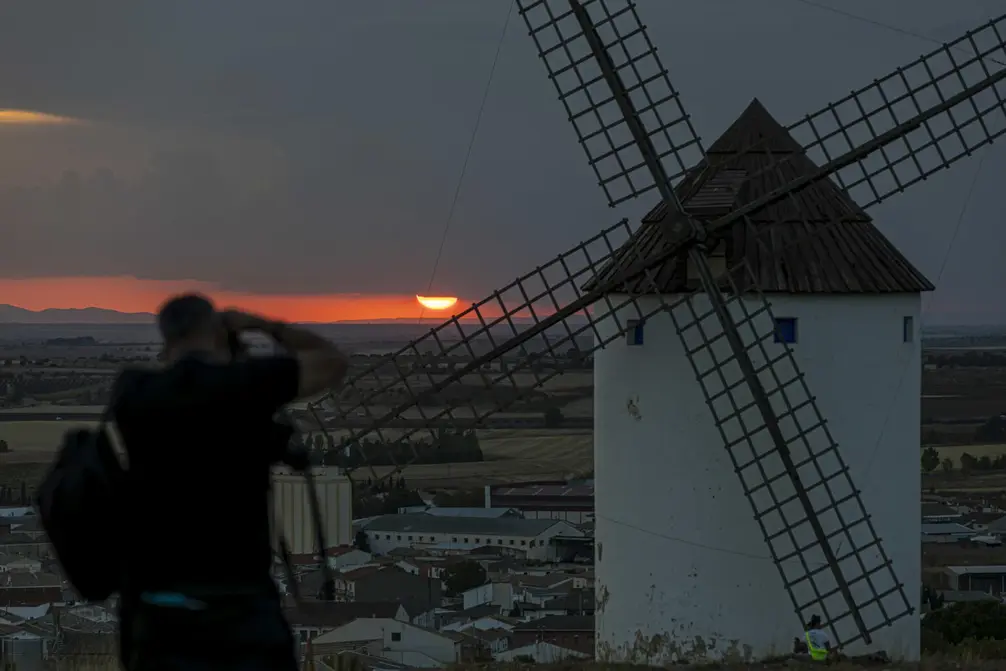 FOTOGRAFÍA. MOTA DE CUERVO (CUENCA) CASTILLA-LA MANCHA (REINO DE ESPAÑA, 08 DE OCTUBRE DE 2025. Una persona fotografía el atardecer visto hoy miércoles desde la localidad de Mota del Cuervo, Cuenca, donde a partir de mañana la Aemet anuncia la llegada de lluvias y un cambio de tiempo significativo. Efe