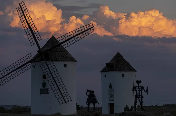 Cielos nubosos y precipitaciones este jueves (2) FOTOGRAFÍA. MOTA DE CUERVO (CUENCA) CASTILLA-LA MANCHA (REINO DE ESPAÑA, 08 DE OCTUBRE DE 2025. Imagen del atardecer visto hoy miércoles desde la localidad de Mota del Cuervo, Cuenca, donde a partir de mañana la Agencia Estatal de Meteorológica (Aemet) anuncia la llegada de lluvias y un cambio de tiempo significativo, este miércoles. Efe
