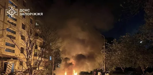 FOTOGRAFÍA. ZAPORIYIA (ÓBLAST) UCRANIA, 05 DE OCTUBRE DE 2025. Imagen cedida por el Servicio Estatal de Emergencias ucraniano que muestra la destrucción en un edificio residencial en Zaporiyia de la divisaión territorial de Óblast (Ucrania), la madrugada de este domingo, 5 de octubre de 2025. Efe