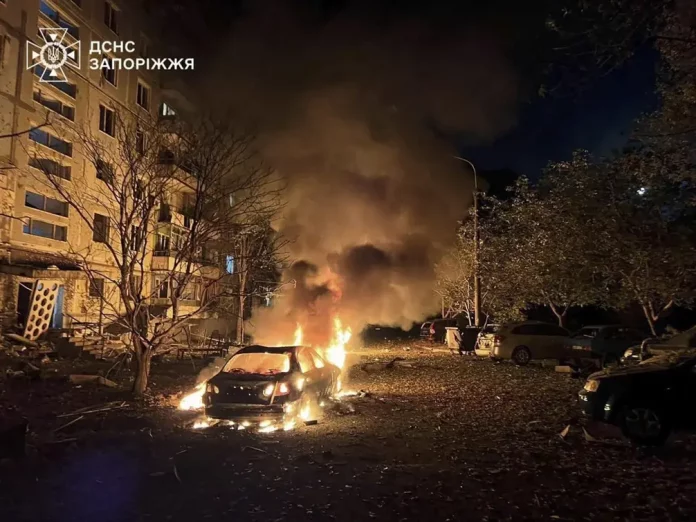 FOTOGRAFÍA. ZAPORIYIA (ÓBLAST) UCRANIA, 05 DE OCTUBRE DE 2025. Imagen cedida por el Servicio Estatal de Emergencias ucraniano que muestra la destrucción en un edificio residencial en Zaporiyia de la divisaión territorial de Óblast (Ucrania), la madrugada de este domingo, 5 de octubre de 2025. Efe