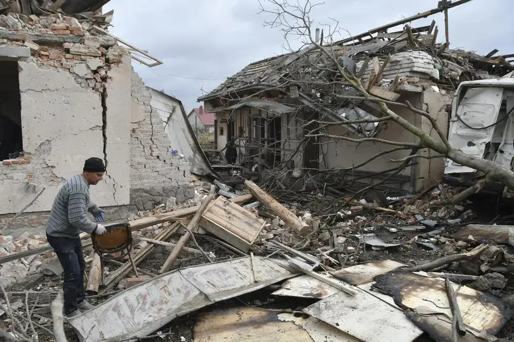 FOTOGRAFÍA. LAPOIVKA (UCRANIA), 05 DE OCTUBRE DE 2025. Un hombre evalúa los daños este domingo tras un ataque ruso en el pueblo de Lapoivka, cerca de Leópolis, en el oeste de Ucrania. Efe
