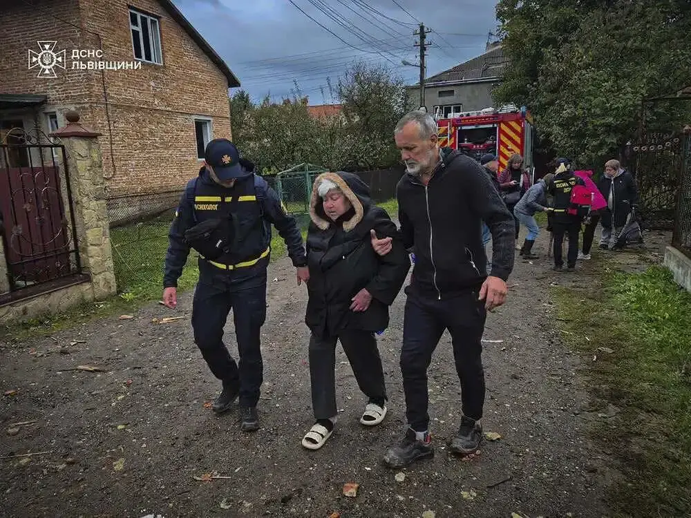 FOTOGRAFÍA. LVIV (UCRANIA), 05 DE OCTUBRE DE 2025. Detalle de una imagen cedida el Servicio del Estado de Emergencia de Ucrania muestra como la Policía ucraniana ayuda víctimas de ataque ruso en Lviv (Ucrania). Efe