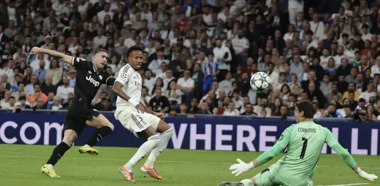 FOTOGRAFÍA. MADRID (REINO DE ESPAÑA), 22 DE OCTUBRE DE 2025. El portero del Real Madrid Thibaut Courtois (d) en acción este miércoles, durante el partido de la jornada 3 de la Liga de Campeones UEFA, entre el Real Madrid y la Juventus, en el estadio Santiago Bernabéu de Madrid. Efe
