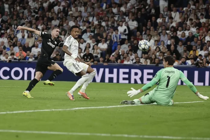 Clásico, Courtois Esperamos una victoria del Real Madrid ante FC Barcelona en el Santiago Bernabéu FOTOGRAFÍA. MADRID (REINO DE ESPAÑA), 22 DE OCTUBRE DE 2025. El portero del Real Madrid Thibaut Courtois (d) en acción este miércoles, durante el partido de la jornada 3 de la Liga de Campeones UEFA, entre el Real Madrid y la Juventus, en el estadio Santiago Bernabéu de Madrid. Efe
