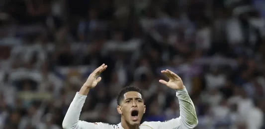 FOTOGRAFÍA. MADRID (REINO DE ESPAÑA), 26 DE OCTUBRE DE 2025. El centrocampista del Real Madrid Jude Bellingham, celebra la victoria contra el Barcelona tras el partido de la décima jornada de LaLiga EA Sports, que Real Madrid y FC Barcelona disputaron en el estadio Santiago Bernabéu. Efe