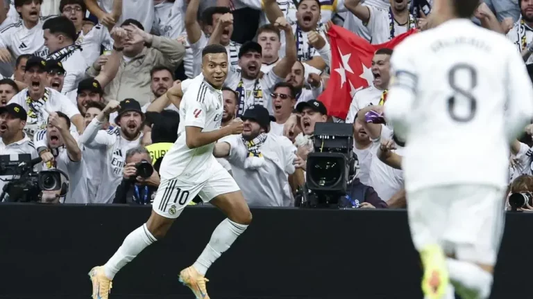 FOTOGRAFÍA. MADRID (REINO DE ESPAÑA), 26 DE OCTUBRE DE 2025. El delantero del Real Madrid Kylian Mbappé (i) celebra su gol contra el Barcelona, durante el partido de la décima jornada de LaLiga EA Sports, que Real Madrid y FC Barcelona disputan en el estadio Santiago Bernabéu. Efe