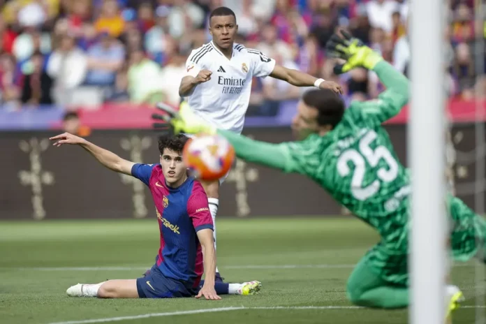 Clásico, El primer pulso entre Xabi Alonso y Hansi Flick FOTOGRAFÍA. BARCELONA (CATALUÑA) REINO DE ESPAÑA, 11 DE MAYO DE 2025. El defensa del Barcelona Pau Cubarsí y el delantero del Real Madrid Kylian Mbappé, en el Estadi Olímpic Lluís Companys en foto de archivo de Alberto Estevez. Efe