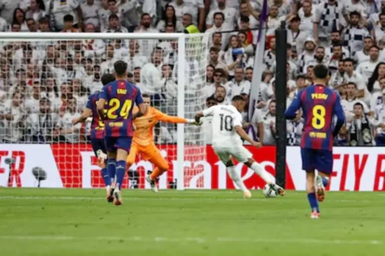 FOTOGRAFÍA. MADRID (REINO DE ESPAÑA), 26 DE OCTUBRE DE 2025. El delantero francés del Real Madrid Kylian Mbappé (2d) remata para marcar gol ante el portero del FC Barcelona Wojciech Szczesny, durante el partido de la décima jornada de LaLiga EA Sports, que Real Madrid y FC Barcelona disputan en el estadio Santiago Bernabéu. Efe