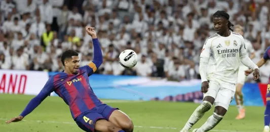 FOTOGRAFÍA. MADRID (REINO DE ESPAÑA), 26 DE OCTUBRE DE 2025. El defensa del FC Barcleona, Ronald Araujo (i) y el centrocampista del Real Madrid Aurelien Tchouameni, durante el partido de la décima jornada de LaLiga EA Sports, que Real Madrid y FC Barcelona disputaron en el estadio Santiago Bernabéu. Efe