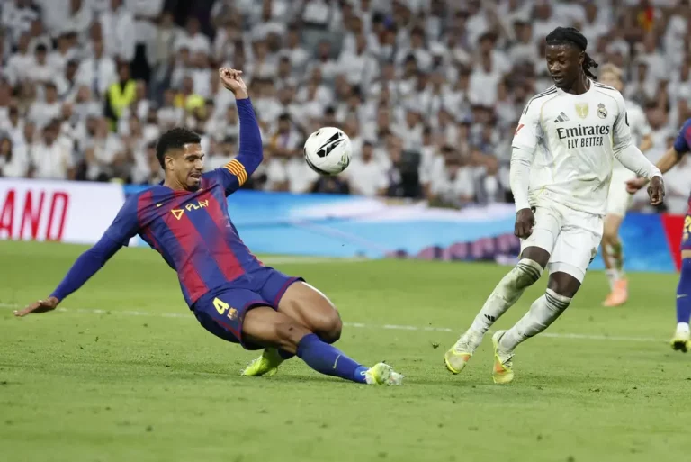 FOTOGRAFÍA. MADRID (REINO DE ESPAÑA), 26 DE OCTUBRE DE 2025. El defensa del FC Barcleona, Ronald Araujo (i) y el centrocampista del Real Madrid Aurelien Tchouameni, durante el partido de la décima jornada de LaLiga EA Sports, que Real Madrid y FC Barcelona disputaron en el estadio Santiago Bernabéu. Efe