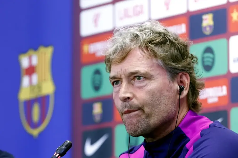 FOTOGRAFÍA. SANT JOAN DESPÍ (BARCELONA) CATALUÑA (REINO DE ESPAÑA), 25 DE OCTUBRE DE 2025. El segundo entrenador del FC Barcelona, Marcus Sorg, durante la rueda de prensa tras el entrenamiento del primer equipo del FC Barcelona en las instalaciones de Sant Joan Despí, Barcelona, previo al partido de la décima jornada de LaLiga contra el Real Madrid. Efe