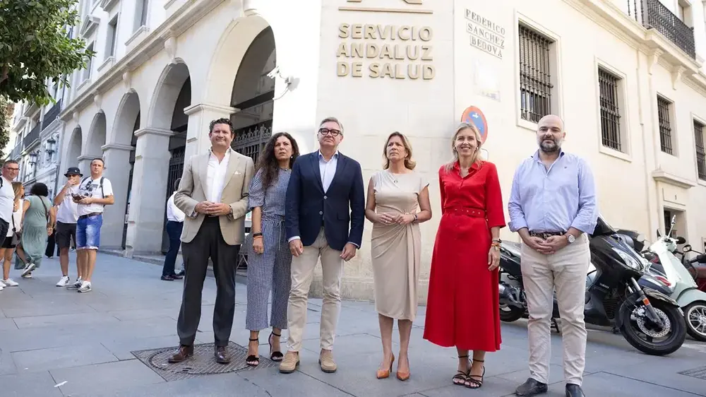 FOTOGRAFÍA. SEVILLA (ANADALUCÍA) REINO DE ESPAÑA, 06 DE OCTUBRE DE 2025. La portavoz nacional de Sanidad de VOX, María Elisa García Fuster; junto al portavoz del Grupo Parlamentario de VOX en el Parlamento de Andalucía, Manuel Gavira Florentino; y a la portavoz del Grupo Municipal de VOX en el Ayuntamiento de Sevilla, María Cristina Peláez Izquierdo; ha atendido a los medios de comunicación este lunes en Sevilla sobre los fallos en el cribado del Cáncer de Mama en Andalucía. Lasvocesdelpueblo (Ñ Pueblo)