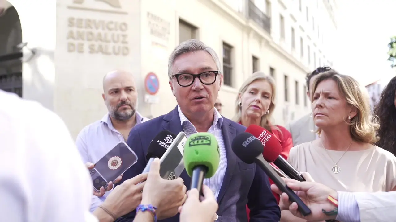 FOTOGRAFÍA. SEVILLA (ANADALUCÍA) REINO DE ESPAÑA, 06 DE OCTUBRE DE 2025. La portavoz nacional de Sanidad de VOX, María Elisa García Fuster; junto al portavoz del Grupo Parlamentario de VOX en el Parlamento de Andalucía, Manuel Gavira Florentino; y a la portavoz del Grupo Municipal de VOX en el Ayuntamiento de Sevilla, María Cristina Peláez Izquierdo; ha atendido a los medios de comunicación este lunes en Sevilla sobre los fallos en el cribado del Cáncer de Mama en Andalucía. Lasvocesdelpueblo (Ñ Pueblo)